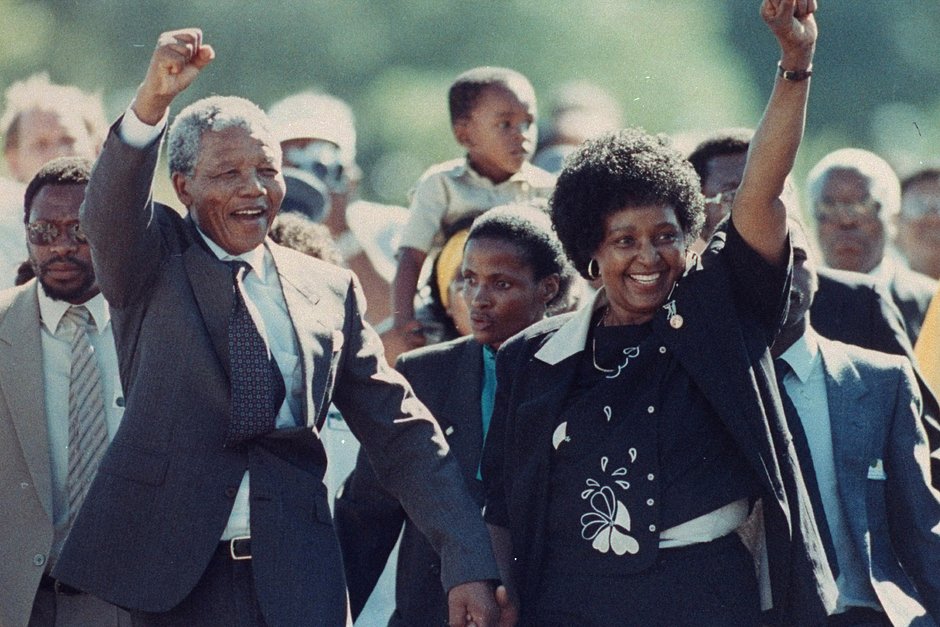 Нельсон Мандела с женой Винни после освобождения из тюрьмы, ЮАР, 1 февраля 1990 года 