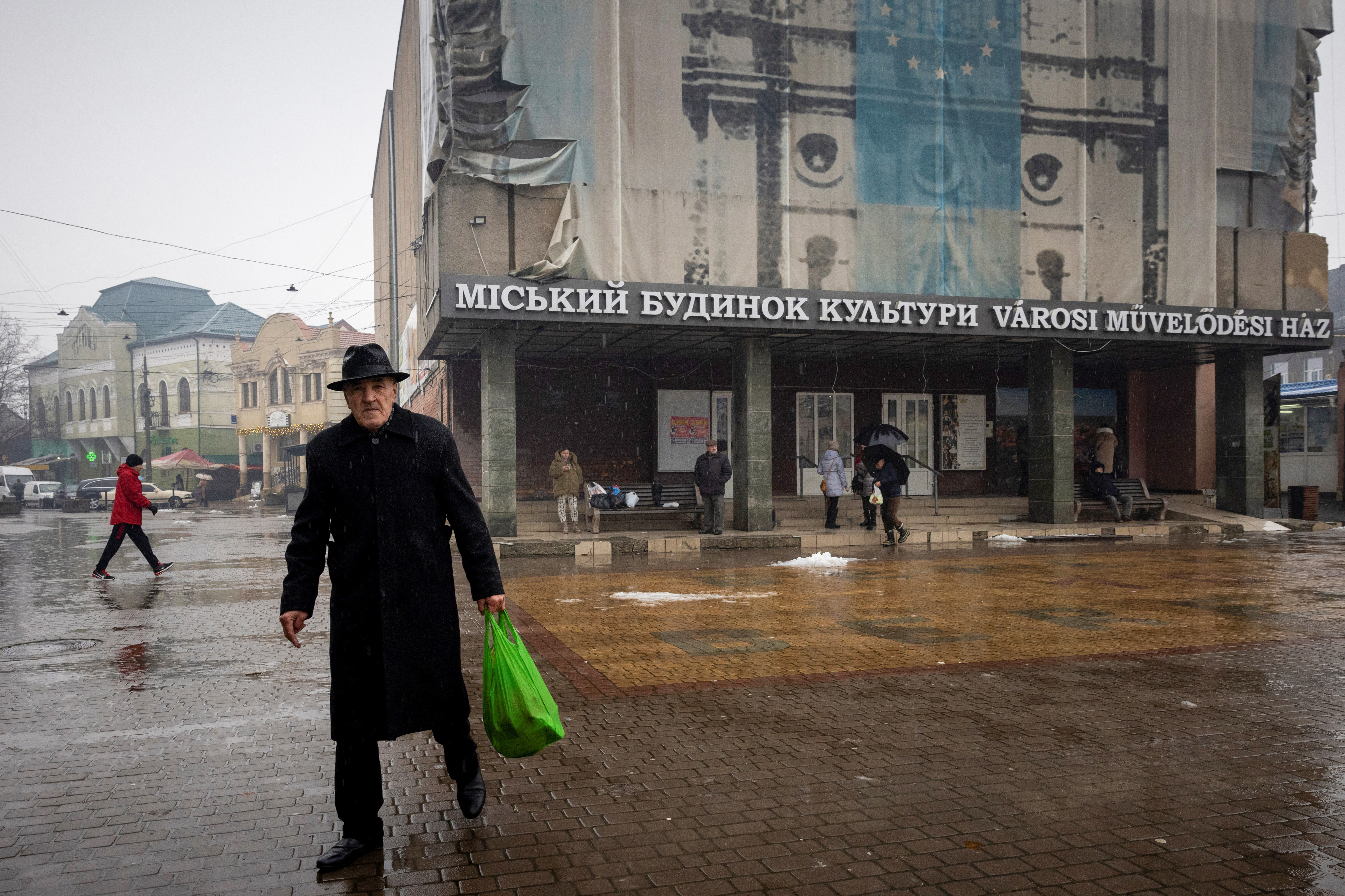 «Многие начали ненавидеть русских» Как на западе и востоке Украины  относятся к боевым действиям и ко всему русскому?: Украина: Бывший СССР:  Lenta.ru