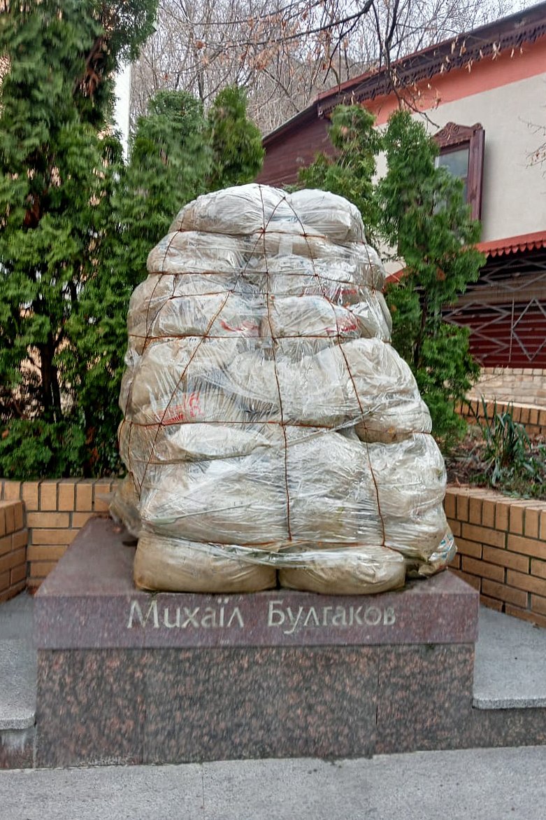 Памятник Булгакова, укрытый от вандалов мешками с песком