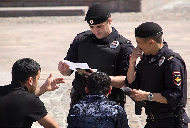Сотрудники полиции проверяют документы у приезжих в Москве