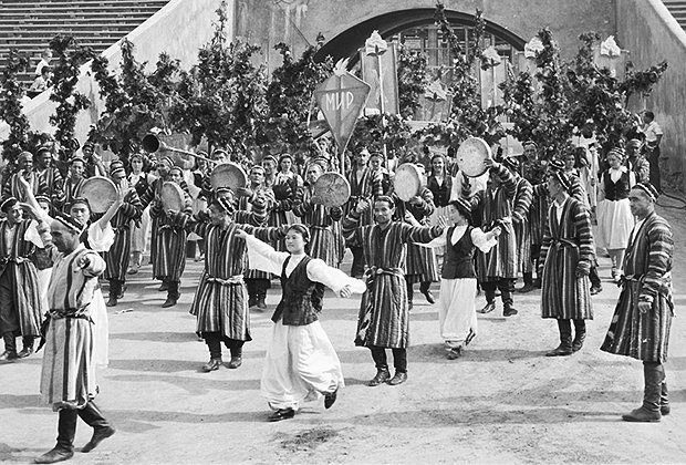 Жители Ташкента в национальных костюмах на народном празднике