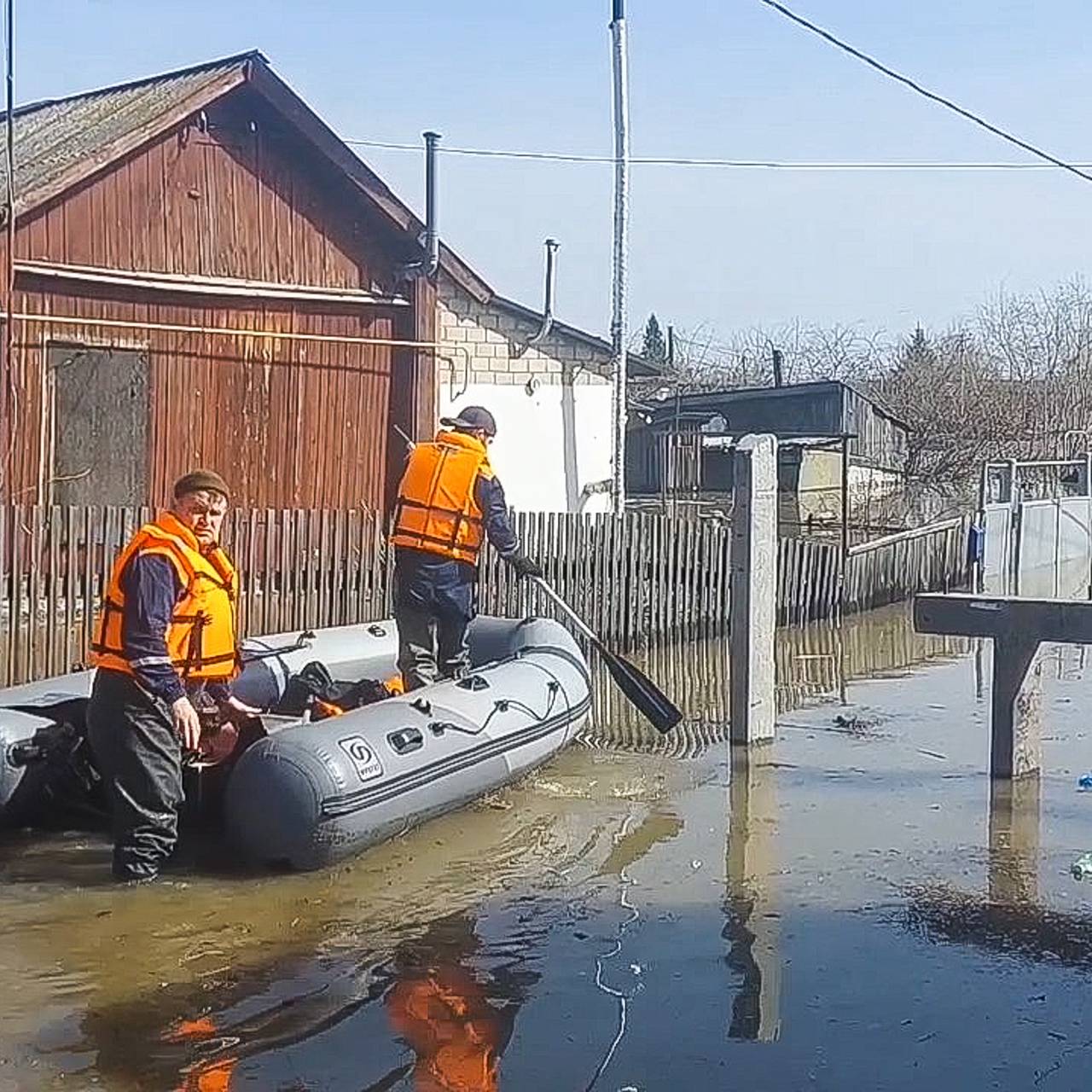 Заглушка не выдержала напор воды вблизи российской деревни: Общество:  Россия: Lenta.ru