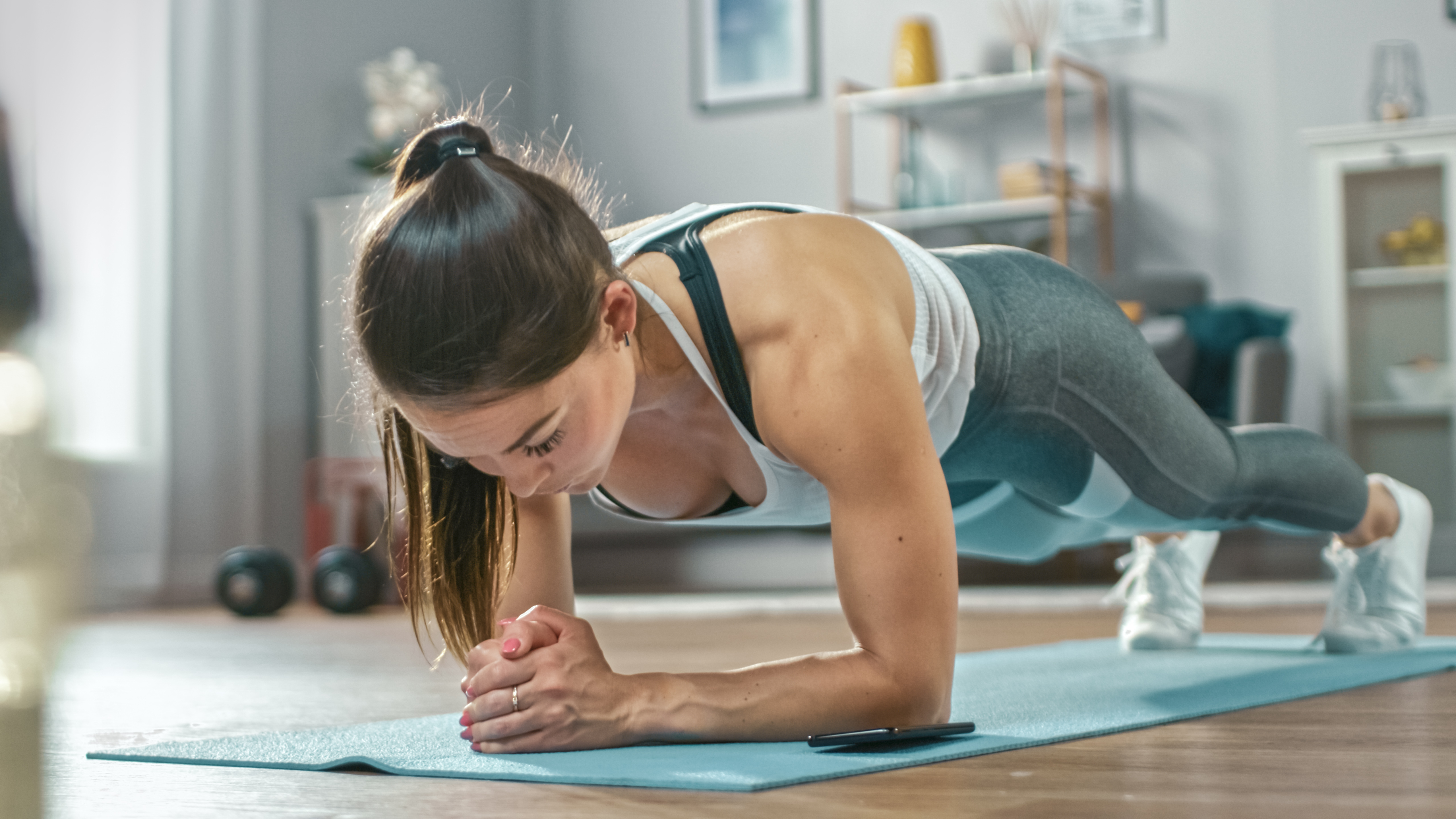 Women s strength. Домашний фитнес. Фитнес упражнения. Фитнес тренировки дома. Девушка и фитнес.