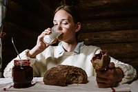 Польза и вред молока. Чем полезно коровье молоко для взрослого человека и кому нельзя его пить?