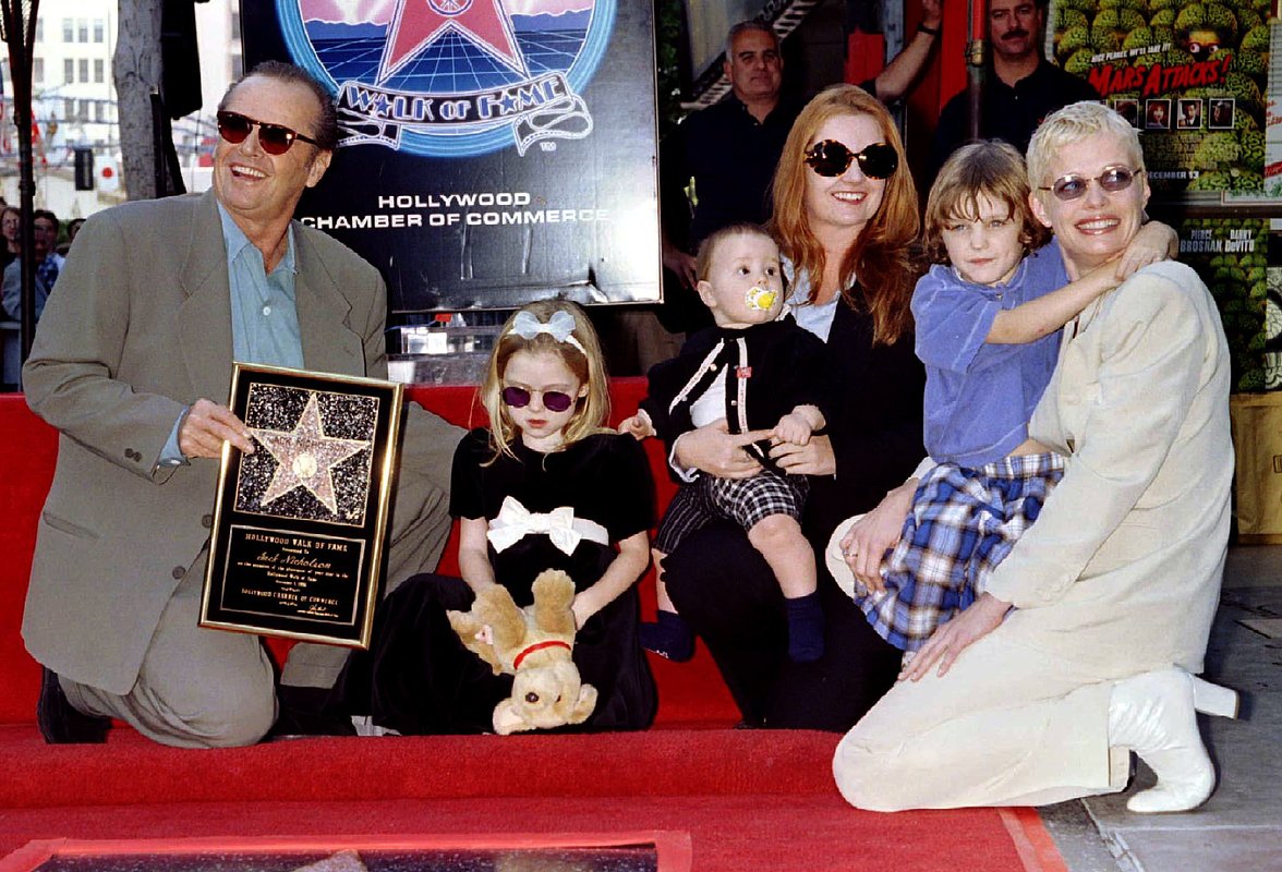 Слева направо: Джек Николсон, его дочери Лоррейн и Дженнифер с внучкой Николсона на руках, Ребекка Бруссар, обнимающая их с актером сына Рэймонда