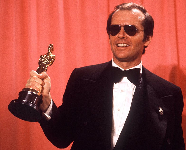 Джек Николсон и его первый «Оскар» за лучшую мужскую роль в фильме «Пролетая над гнездом кукушки», 1975 год
