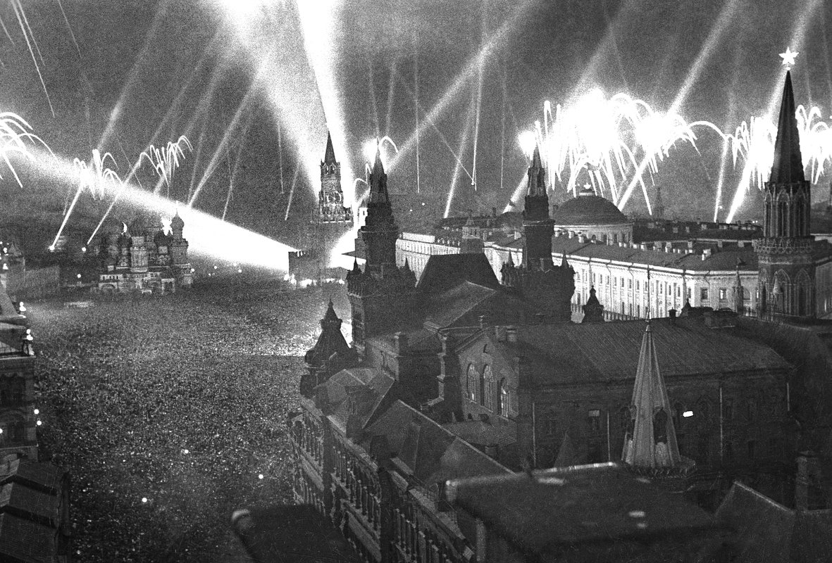 Салют в мае 1945 года на Красной площади в честь победы Советского Союза над Германией в Великой Отечественной войне. 