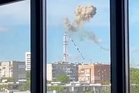 Россия ударила по телебашне Харькова с оборудованием для ПВО. Жители сняли на видео, как рухнула часть вышки 