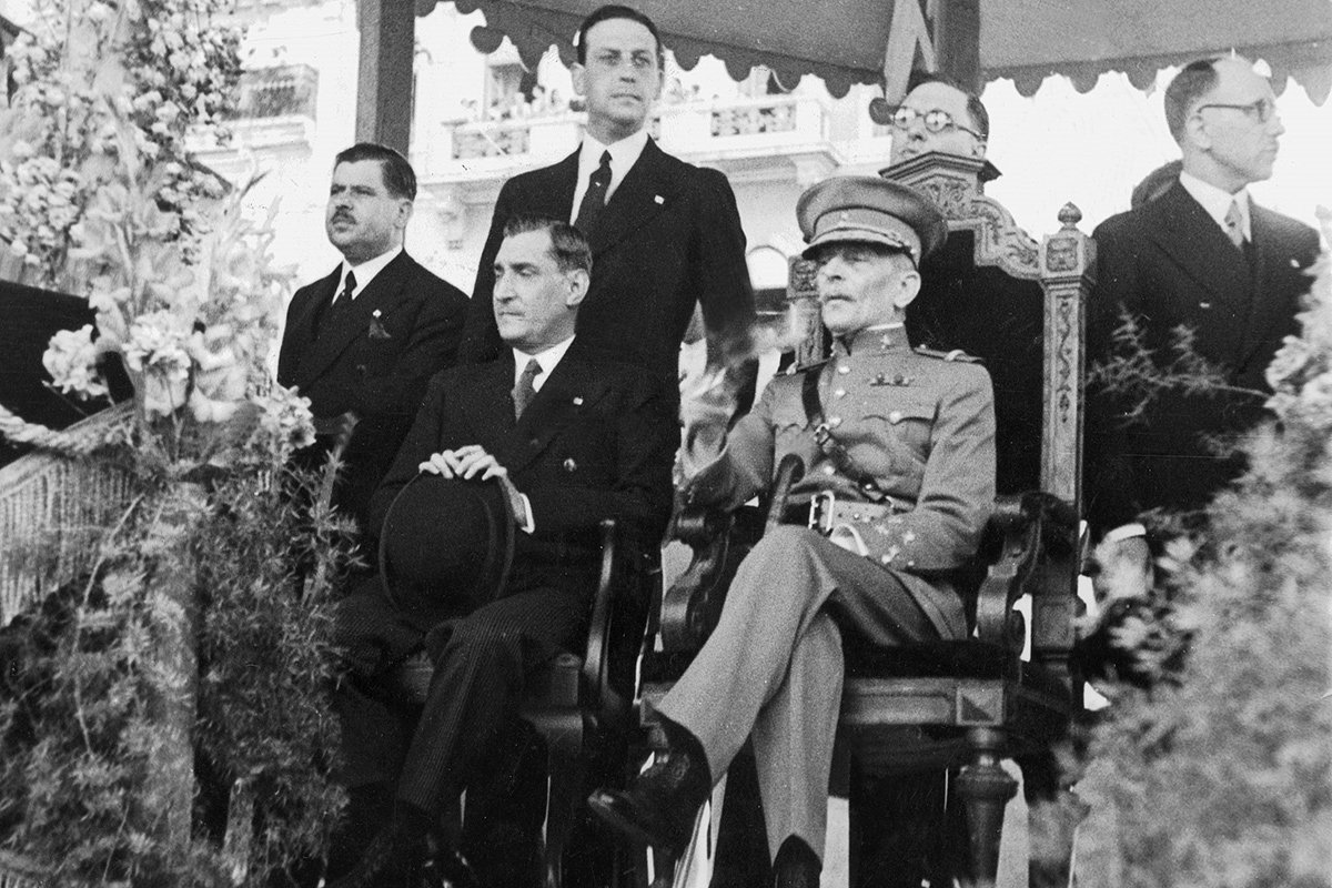 Португальский диктатор Антониу Салазар (слева) и генерал Ошкар Кармона на первом официальном параде Португальского легиона, 1937 год