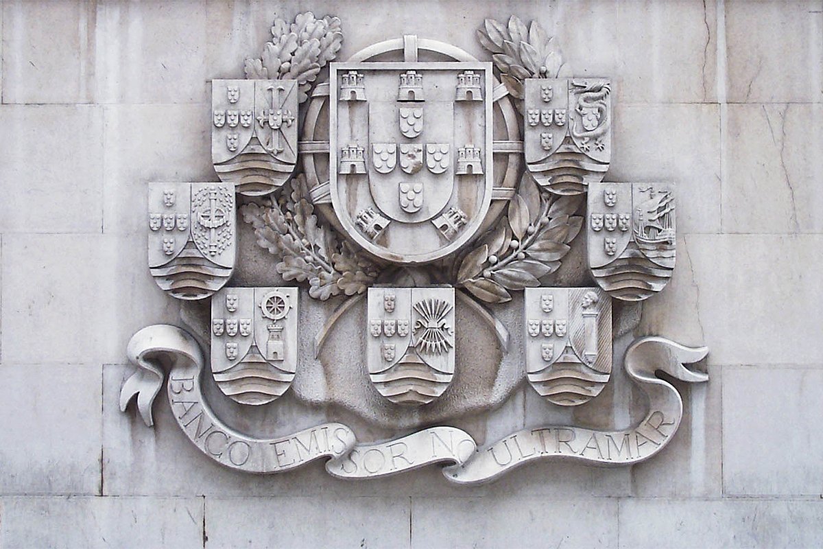 Герб Португалии в окружении гербов оставшихся к середине XX века колоний на здании Португальского заморского банка (Banco Emissor no Ultramar) в Лиссабоне
