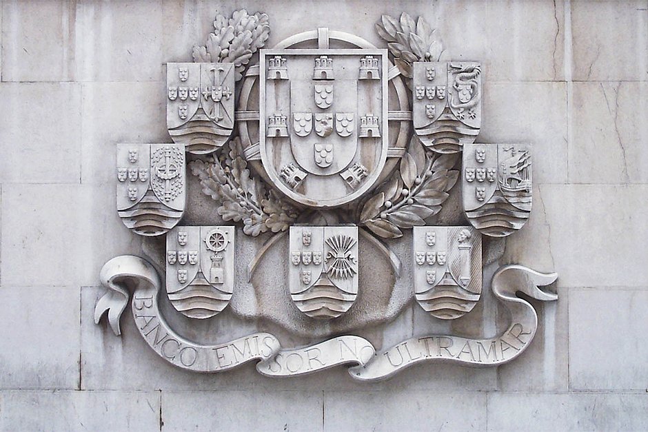 Герб Португалии в окружении гербов оставшихся к середине XX века колоний на здании Португальского заморского банка (Banco Emissor no Ultramar) в Лиссабоне
