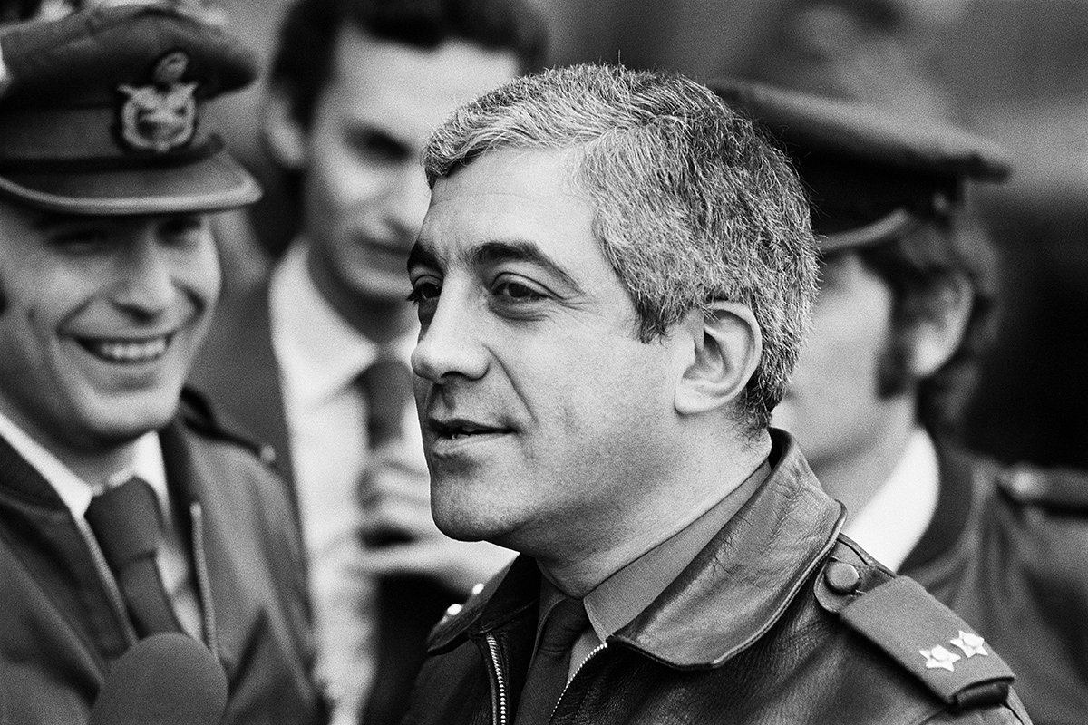 Главный стратег «революции гвоздик» Отелу Сарайва де Карвалью перед пресс-конференцией, 1974 год