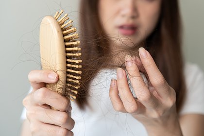 Россиян предупредили о вызывающих выпадение волос препаратах