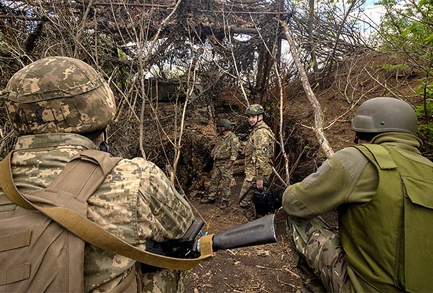 Солдаты Вооруженных сил Украины на позициях у Часова Яра, 19 апреля 2024 года