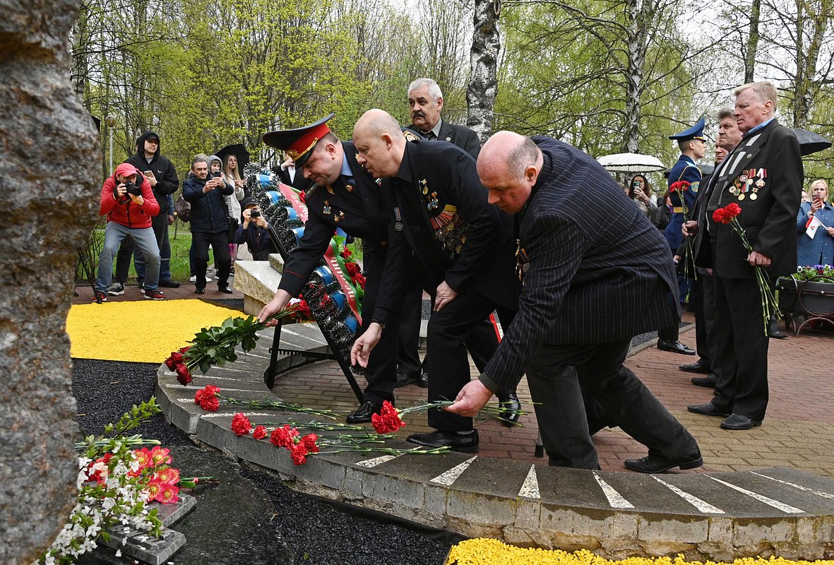 Ликвидаторы последствий аварии на ЧАЭС возле памятника жертвам Чернобыльской катастрофы в Минске