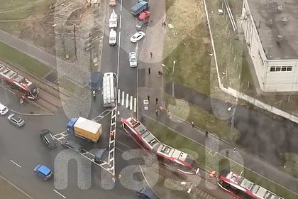 В Петербурге трамвай столкнулся с большегрузом, сошел с рельсов и попал на видео