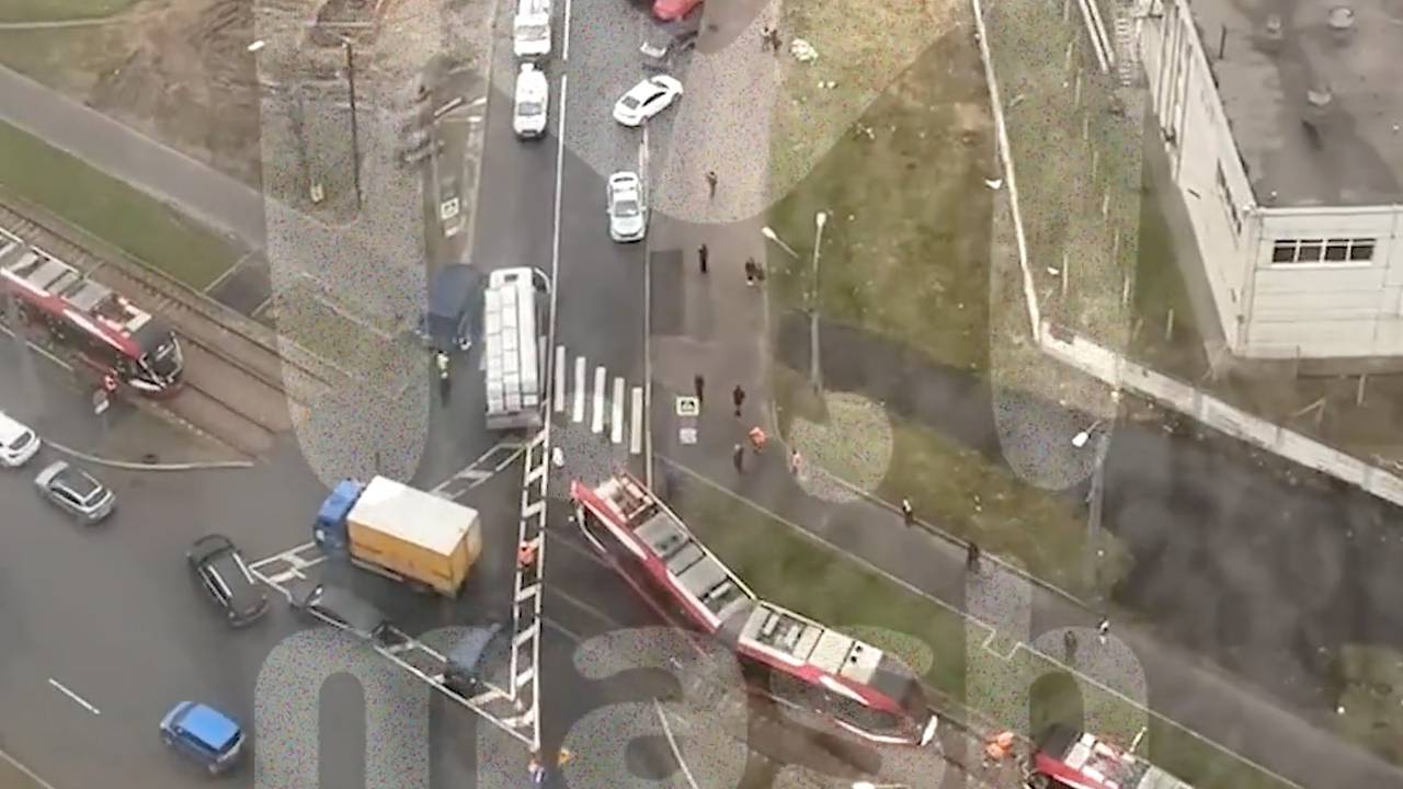 В Петербурге трамвай столкнулся с большегрузом, сошел с рельсов и попал на  видео: Общество: Россия: Lenta.ru