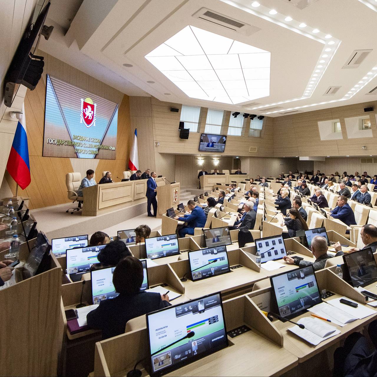 Крымские депутаты забыли выключить микрофон во время заседания: Общество:  Россия: Lenta.ru