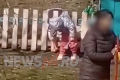 В России повешенную на заборе воспитанницу детского сада сняли на видео