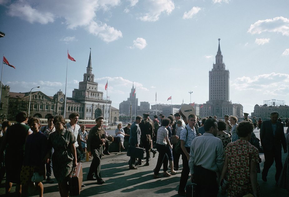 Толпы пассажиров общественного транспорта на Комсомольской площади Москвы. СССР, 1964 год 