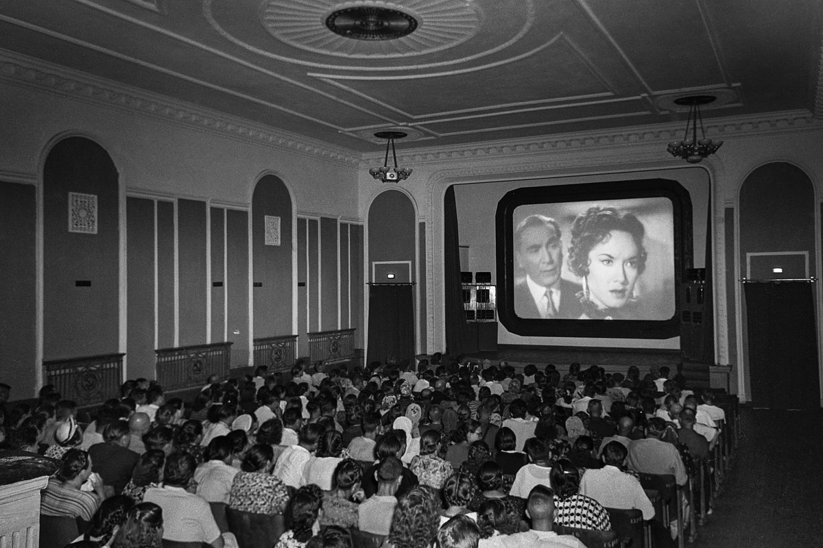 Советские зрители в кинотеатре 