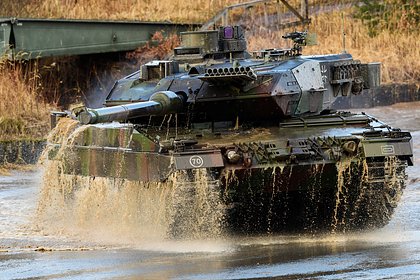 Российские военные показали захваченный танк Leopard ВСУ вблизи