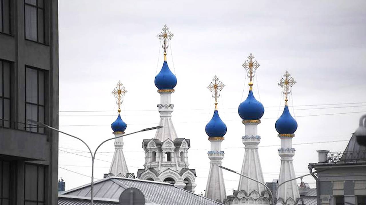 Священник РПЦ провел панихиду по Навальному. Его запретили в служении и  разжаловали: Общество: Россия: Lenta.ru