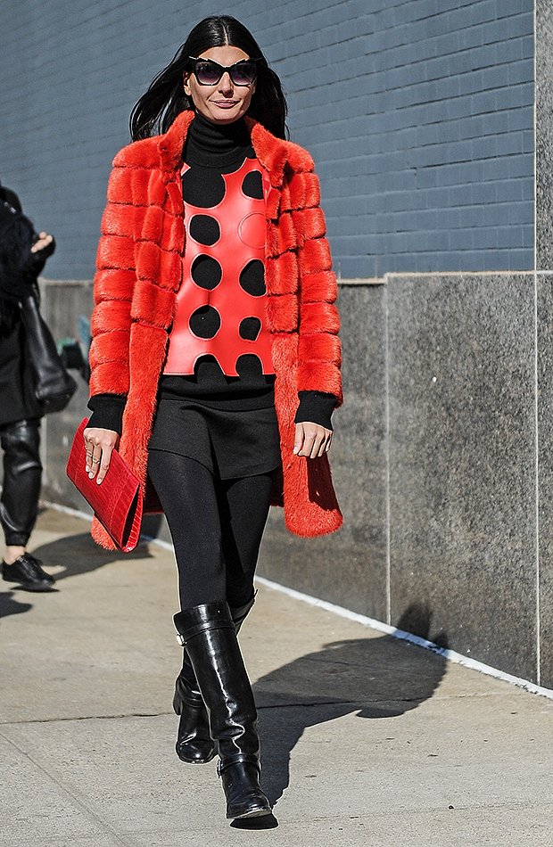 Модель Джованна Батталья с клатчем Nancy Gonzalez на показе Calvin Klein на Неделе моды в Нью-Йорке, 2015 год
