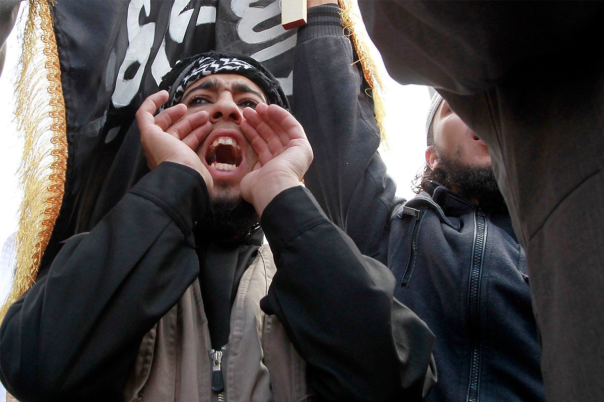 Члены «Иорданского исламского джихада» во время демонстрации против длительного задержания лидеров группировки возле резиденции премьер-министра в Аммане