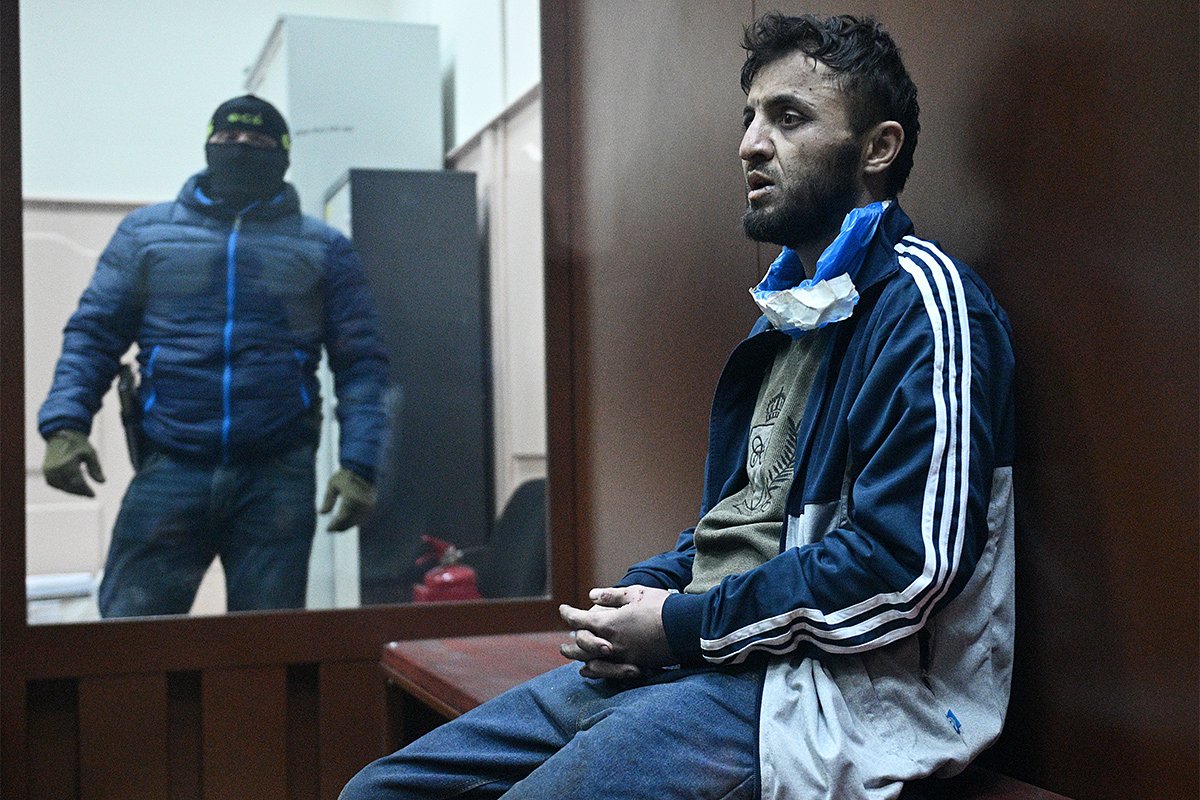 Далержон Мирзоев, задержанный по подозрению в террористическом акте в «Крокус Сити Холле», в здании Басманного суда Москвы, где проходит избрание меры пресечения в отношении четырех задержанных подозреваемых, 24 марта 2024 года