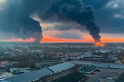 Дым от пожара на нефтебазе в Брянске