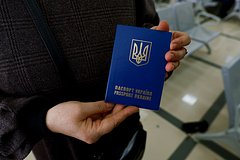 Кабмин Украины принял запрет на получение загранпаспортов за пределами страны