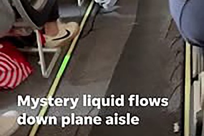 «Загадочная» жидкость вытекла из туалета самолета и попала на видео