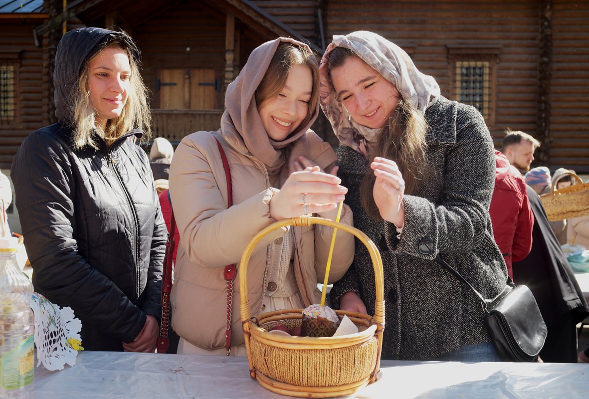 Верующие освящают пасхальные куличи и яйца в Великую субботу в храме Иоанна Кронштадтского в Москве