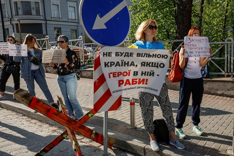 Акция протеста жен и матерей военнослужащих Вооруженных сил Украины с требованием защитить права военных. Киев, 11 апреля 2024 года