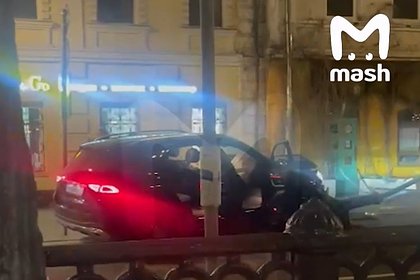 В Москве Mercedes влетел в столб на Патриарших прудах и попал на видео
