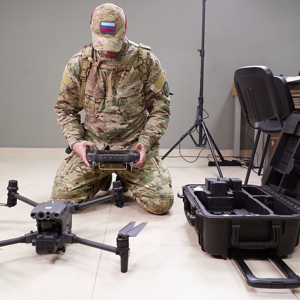 Детектор дронов s10. Laser target Designator. Дрон ружье. БПЛА подсветчик лазером тактика. Противодроновые сетки.