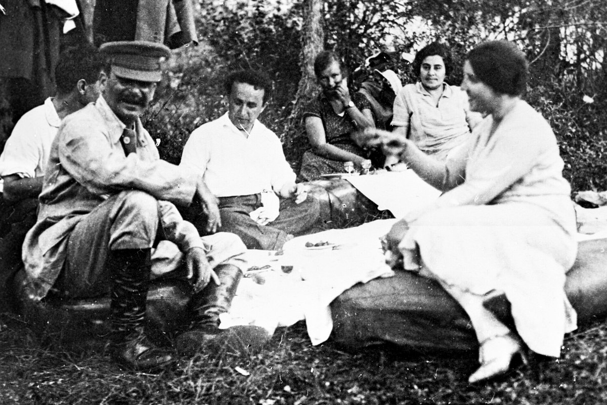 Иосиф Сталин с супругой Надеждой Аллилуевой и друзьями на пикнике, 1921 год