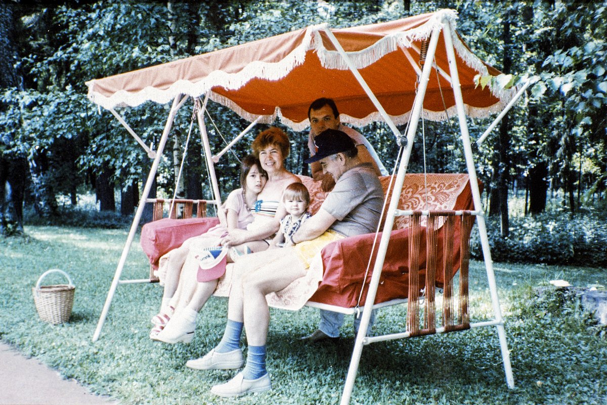 Михаил Горбачев с семьей на даче, 1989 год