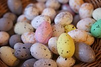 17 способов покрасить яйца на Пасху: как получить красивые оттенки и узоры в домашних условиях?