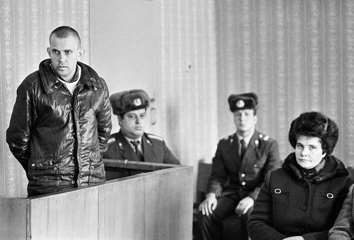 Житель Липецка, приговоренный судом к полутора годам исправительно-трудовых работ за тунеядство. Ноябрь 1987 года