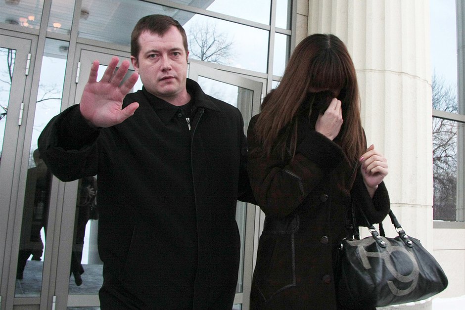 Супруга майора милиции Дениса Евсюкова Каринэ (справа) у здания Мосгорсуда, где она была допрошена в качестве свидетеля