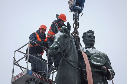 Памятник советским солдатам сбросили с постамента в украинском городе