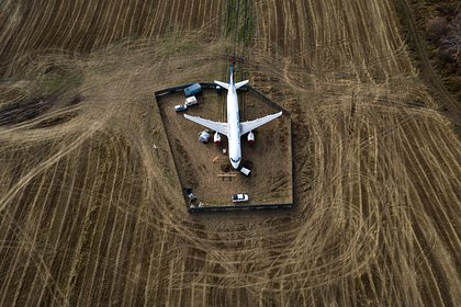 Посадивший российский самолет в поле пилот начал таксовать