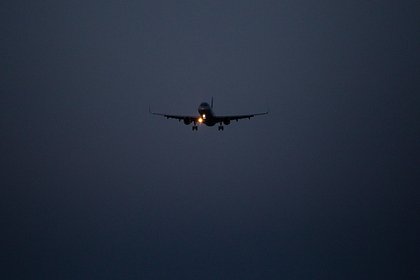 Пассажирский Boeing резко сменил курс из-за оторвавшегося трапа