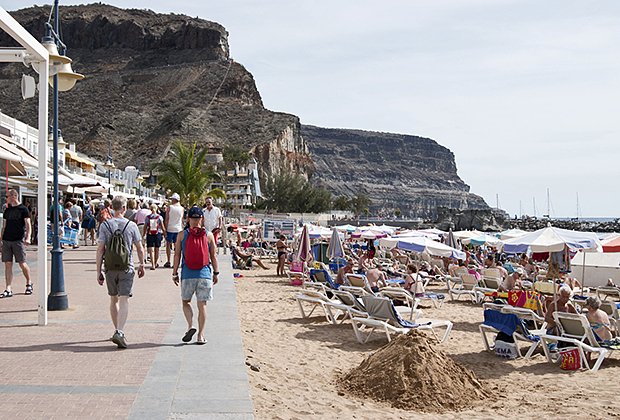 Толпа туристов на пляже в Пуэрто-де-Моган, остров Гран-Канария