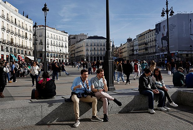 Turistas noruegos en la plaza central de la Puerta del Sol en Madrid, España