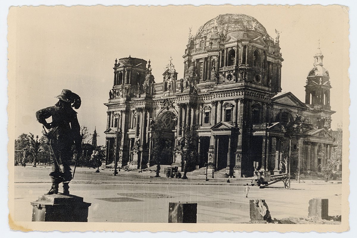 Разрушенный Берлинский кафедральный собор (нем. Berliner Dom) посреди Музейного острова. Берлин, Германия. Май 1945 года