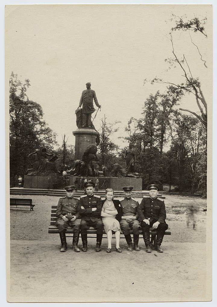 Советские военные позируют у памятника Бисмарку на площади Большая Звезда. Берлин, Германия. Май 1945 года