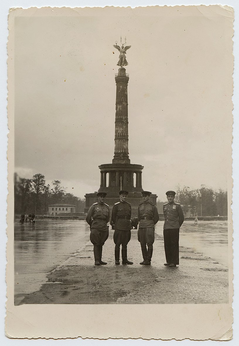 Советские военные позируют у колонны Победы в парке Тиргартен. Берлин, Германия. 1945 год